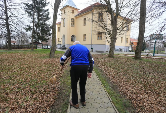 Po sklepu sodišča je bila 76-letna bolnica za šest mesecev nameščena v dom v Lukavcih pri Ljutomeru. Visoki strošek 10.800 evrov za prisilno namestitev mora plačati sama. FOTO:&nbsp;Tadej Regent
