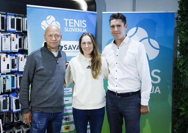 Zvezni kapetan Andrej Kraševec, naša vodilna igralka&nbsp;Kaja Juvan in direktor teniške zveze&nbsp;Gregor Krušič že nestrpno odštevajo do velike tekme v Velenju. FOTO:&nbsp;Jože Suhadolnik/Delo
