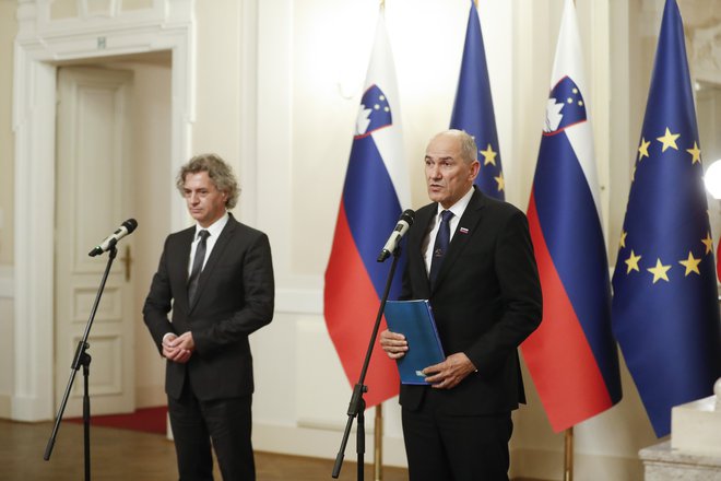 Stališčem Golobove koalicije je pred začetkom referendumske kampanje javno mnenje bolj naklonjeno kot Janševim s podporniki. A prepričevanje se šele začenja&nbsp;... FOTO: Matej Družnik/Delo
