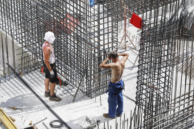 Delodajalci še vedno najbolj povprašujejo po gradbenih delavcih.&nbsp;&nbsp;Foto Leon Vidic/delo

