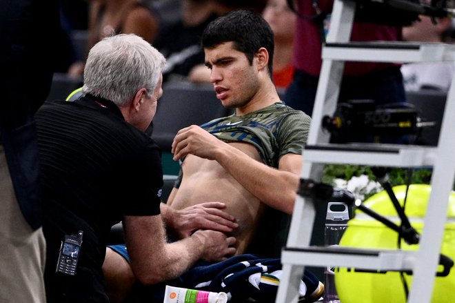 Carlosu Alcarazu je poškodba trebušne mišice preprečila igranje v zaključku sezone. FOTO: Christophe Archambault/AFP
