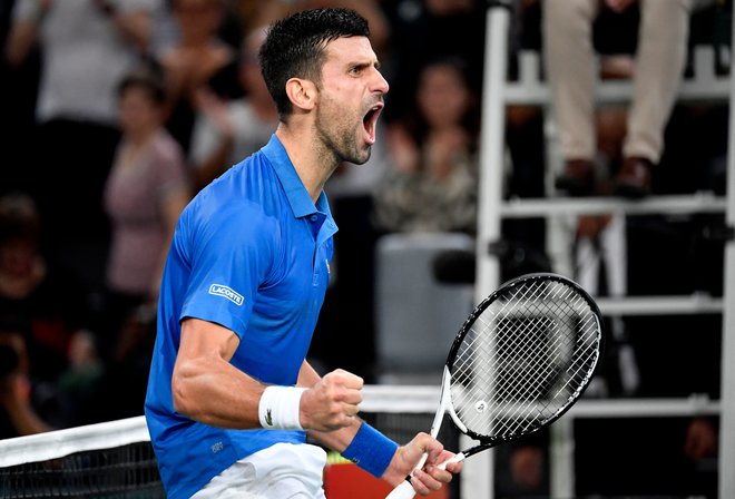 Novak Đoković je v svojem slogu proslavil zmago nad Grkom Stefanosom Tsitsipasom. FOTO: Julien De Rosa/AFP
