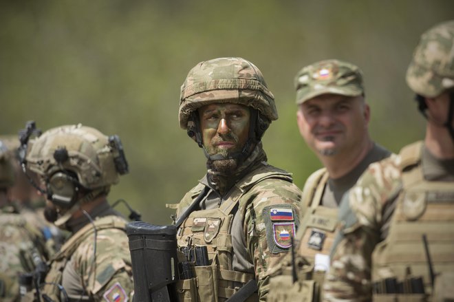 Vojak tretjega tisočletja je veliko več kot zgolj visoko izurjeno telo, saj za upravljanje sodobnega orožja in obrambnih sistemov potrebuje veliko širši nabor znanj in veščin, kot je bilo treba še pred desetletji. Foto Jure Eržen
