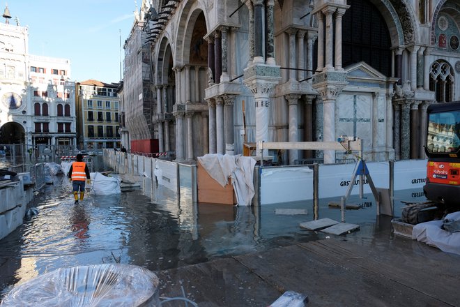 Baziliko ščiti nova pregrada iz plošč. FOTO: Manuel Silvestri/Reuters
