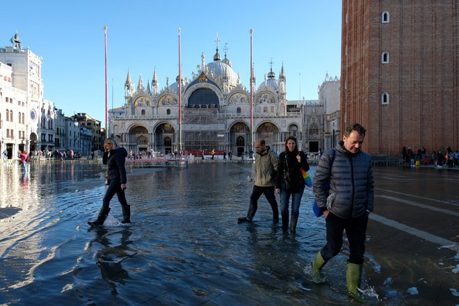 Tokrat so iz legunskega mesta prvič prišle fotografije, ki odražajo delovanje nove zaščite stolnice.&nbsp;FOTO:&nbsp;Manuel Silvestri/Reuters
