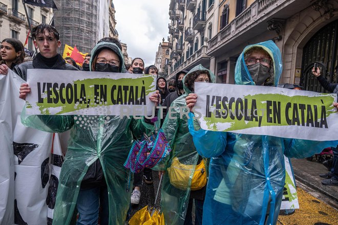 Protestniki nosijo transparente v obrambo katalonskega jezika v šolah. FOTO:&nbsp;Paco Freire/Reuters
