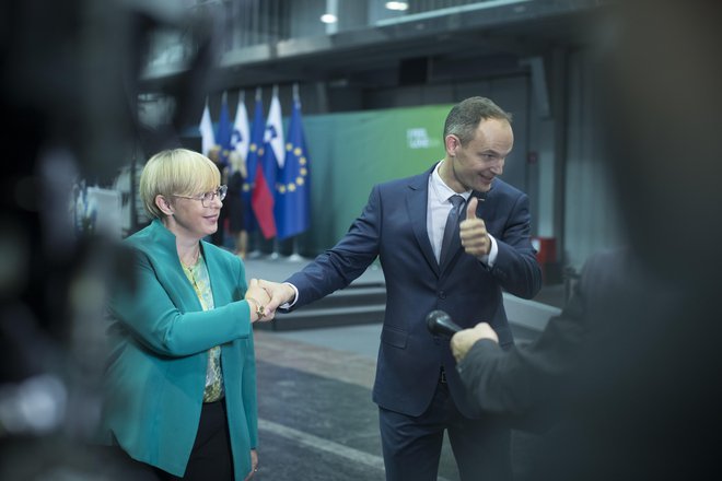 Anže Logar in Nataša Pirc Musar bosta v zadnjem tednu kampanje svoje podpornike poskušala predvsem prepričati, naj se udeležijo volitev. FOTO: Jure Eržen/Delo
