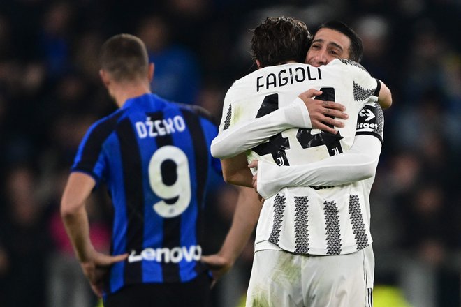 Nicolo Fagioli proslavlja z Angelom Di Mario po golu za 2:0. V drugem polčasu so sodniki zaradi igre z roko razveljavili tudi gol Juventusovega branilca Danila. FOTO: Miguel Medina/AFP
