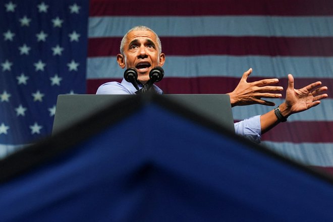V demokratsko kampanjo se je vključil tudi nekdanji predsednik Barack Obama. Foto Kevin Lamarque/Reuters
