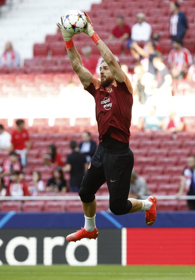 Jan Oblak med ogrevanjem pred domačo tekmo z Clubom Bruggejem v ligi prvakov, kjer je Atletico v tej sezoni dobil le eno tekmo, in sicer ravno doma proti Portu z 2:1. FOTO: Juan Medina/Reuters
