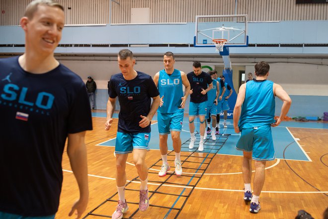 Miha Lapornik, Leon Stergar, Jakob Čebašek, Robert Jurković (z leve) in drugi reprezentanti med vadbo v dvorani Ježice. FOTO: Voranc Vogel/Delo
