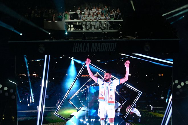 Real Madrid in letošnja zlata žoga za najboljšega nogometaša in najboljšega strelca minule sezone lige prvakov Karim Benzema pot proti Istanbulu in 15. naslovu prvaka v izločilnem delu tekmovanja začenjata proti letošnjemu finalnemu tekmecu Livepoolu. Foto Oscar Del Pozo/AFP
