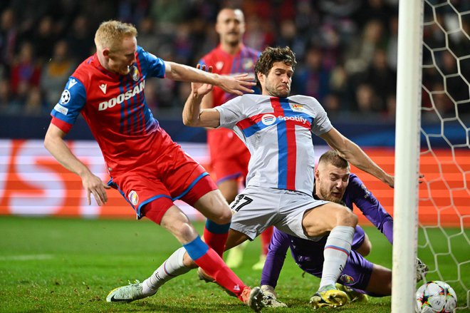 Marcos Alonso nadaljuje družinsko tradicijo, njegov dedek Marco Alonso Imaz je Realova legenda, oče Marco Alonso Pena pa je bil ob prestopu iz madridskega Atletica v Barclono najdražji španski nogometaš. FOTO: Joe Klamar/AFP
