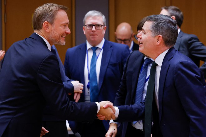 Nemški minister Christian Lindner (na levi) za prihodnje leto načrtuje 121 milijard evrov pomoči državljanom in podjetjem za financiranje cenovne zavore za plin in elektriko. FOTO: Yves Herman/Reuters
