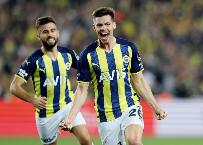 Miha Zajc med tekmo Fenerbahčeja in Galatasaraya. FOTO: Umit Bektas/Reuters
