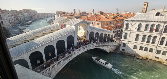 Pogled na Rialto, eno največjih mravljišč v mestu, iz trgovskega središča Fondaco dei Tedeschi
