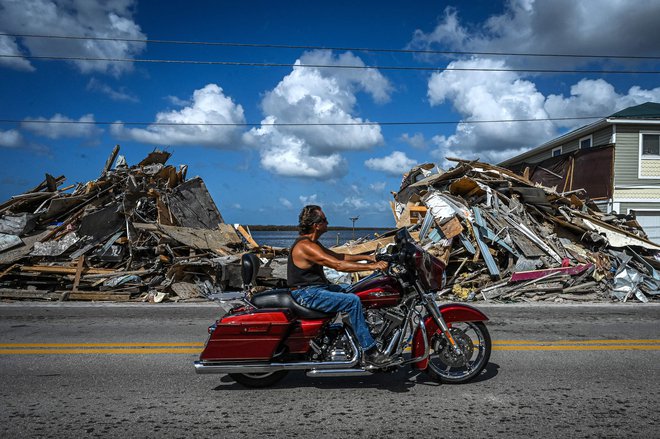 Na Floridi nadaljujejo z odstranjevanjem ruševin, prebivalci pa se vračajo na uničene domove po orkanu 4. kategorije, ki je udaril na jugozahodno obalo Floride s hitrostjo vetra 240 kilometrov na uro in obilnimi padavinami. Obnova bo dolga, škode pa je za več milijard dolarjev. Zaradi orkana Ian je brez elektrike ostalo 2,6 milijona odjemalcev. Foto: Giorgio Viera/Afp
