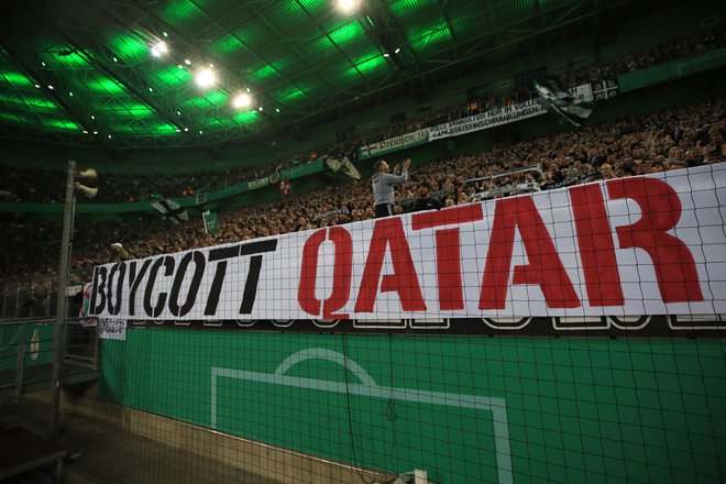 Navijači nogometnega kluba Borussia Dortmund pozivajo k bojkotu svetovnega nogometnega prvenstva v Katarju FOTO: Wolfgang Rattay/REUTERS
