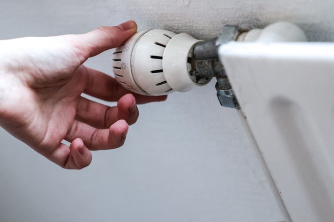 Francozi že mesece vodijo kampanjo o smotrni porabi električne energije. FOTO: Charly Triballeau/AFP
