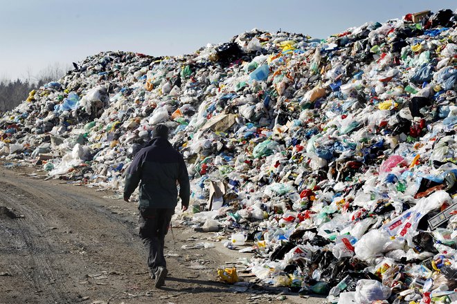 Po napovedih se bo do konca leta v skladiščih Cero nabralo&nbsp;še 2913,6 tone odpadne komunalne embalaže. FOTO: Leon Vidic/Delo
