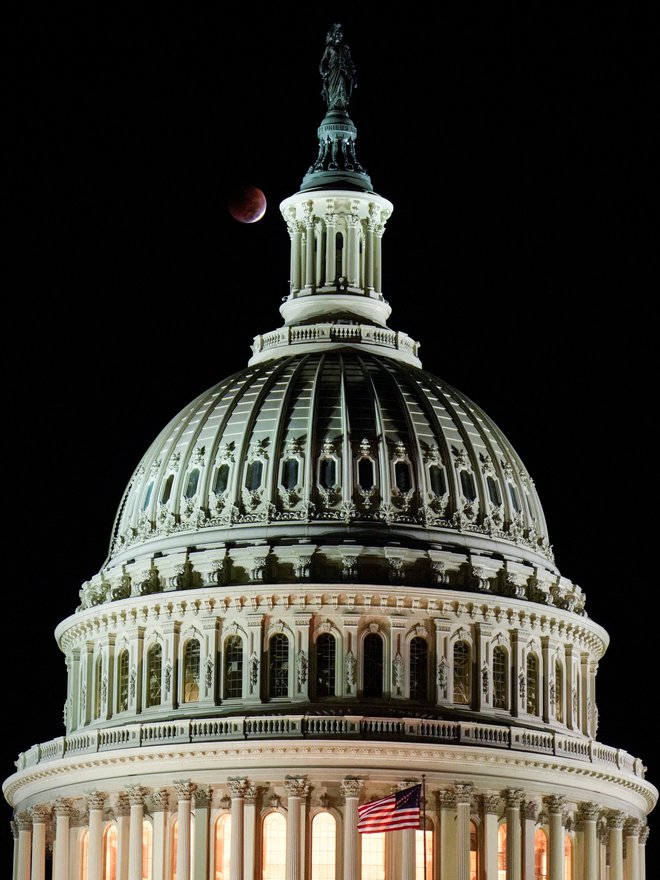 Volilni spopad za prevlado v ameriškem kongresu. FOTO: Joshua Roberts/Reuters
