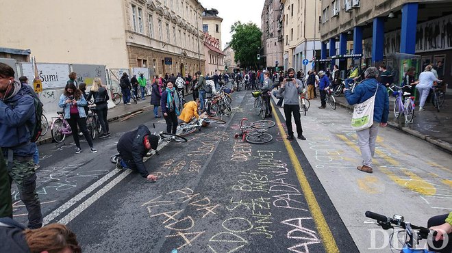 Ko je policija pod Janševo vlado&nbsp;izrekala globo zaradi pisanja s kredo, so mestni redarji zatrdili, da zaradi kred ne sankcionirajo. FOTO:&nbsp;Miha Pribošič/Delo
