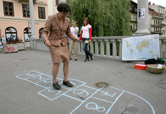 Na Mol sporočajo, da risanje s kredo obravnavajo kot grafitiranje. FOTO: Družnik Matej/Delo
