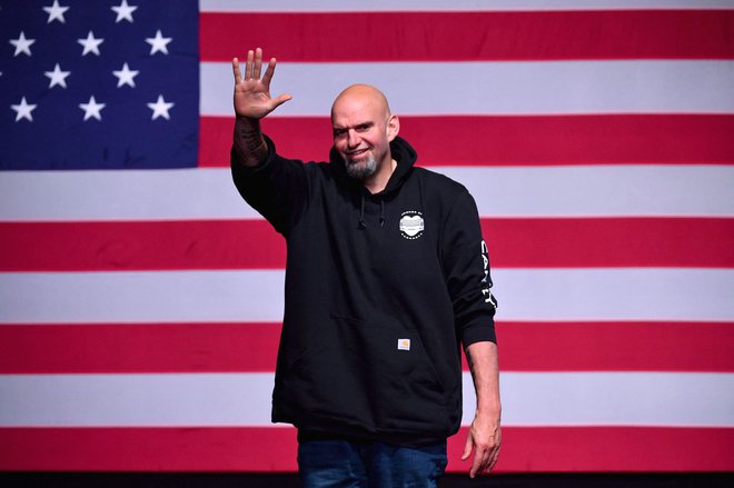 Pensilvanski demokratski kandidat za senat John Fetterman je kazal resne posledice možganske kapi, a je vendarle prevladal nad upokojenim srčnim kirurgom Mehmetom Ozom. FOTO: Angela Weiss/AFP
