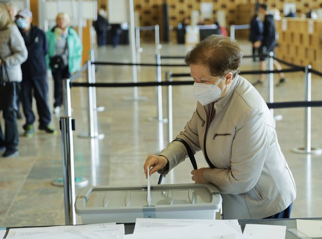 Predčasno glasovanje drugega kroga predsedniških volitev v Ljubljani. FOTO:&nbsp;Jože Suhadolnik/Delo
