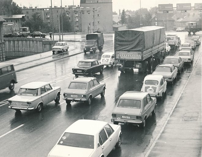V sedemdesetih se je motoriziranost v Ljubljani povečala kar za dvakrat. Na fotografiji promet leta 1979. FOTO: Marjan Zaplatil

