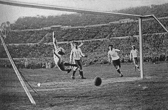 Takole je, denimo, padel gol med tekmo Urugvaja in Argentine na SP 1930. FOTO: Wikipedia
