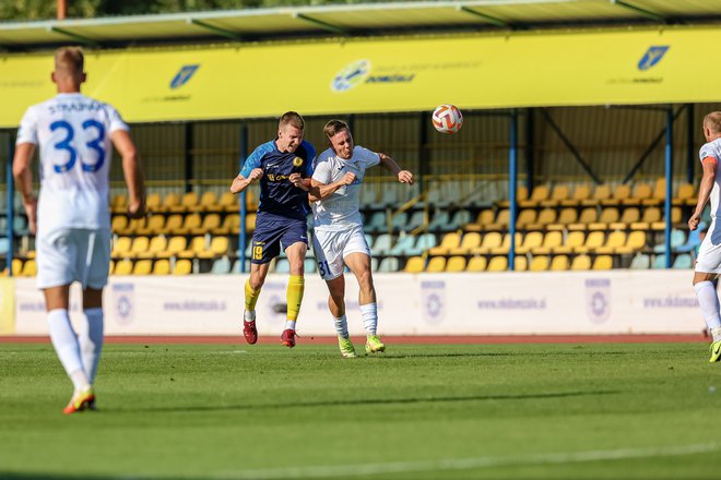 Zasavec iz Izlak Jošt Pišek (desno) se v mladem domžalskem moštvu prebija v ospredje in postaja v zvezni vrsti eden od ključnih igralcev trenerja Simona Rožmana . FOTO: Črt Piksi/Delo
