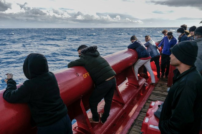 Francija je vendarle popustila, sprejela je ladjo Ocean Viking, ki že pluje v Marseille. FOTO: Camille Martin Juan/SOS Mediterr/Reuters
