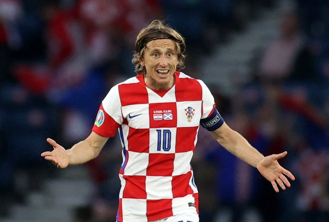 Izkušeni Luka Modrić bo prvo ime hrvaške reprezentance v Katarju. FOTO: Lee Smith/Reuters
