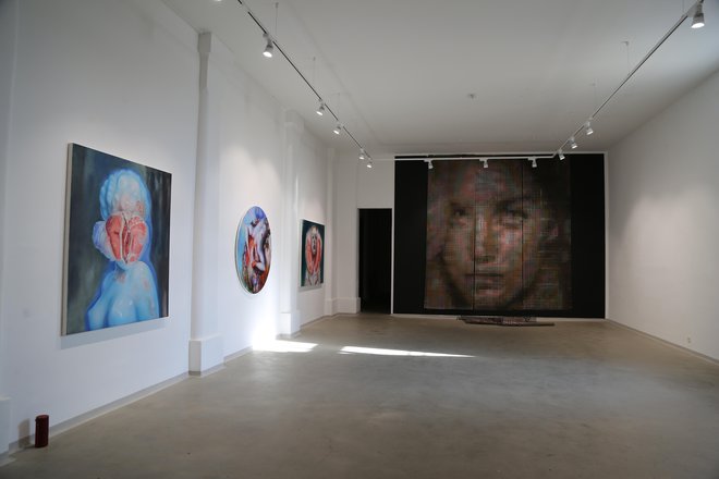 V glavni sobi galerije so v ospredju portreti v najširšem pomenu besede. FOTO: Marek Schovánek

