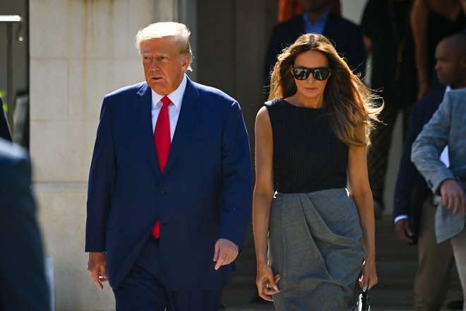 Nekdanji predsednik Donald Trump in njegova Melania med glasovanjem v Palm Beachu. FOTO: Eva Marie Uzcategui/AFP
