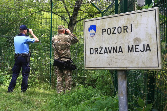 Policija bo policiste z mejnih prehodov prerazporedila na druge enote, določen del pa bo zadržala za izvajanje nalog, povezanih z varnostjo državne meje. FOTO:&nbsp;Tomi Lombar/Delo
