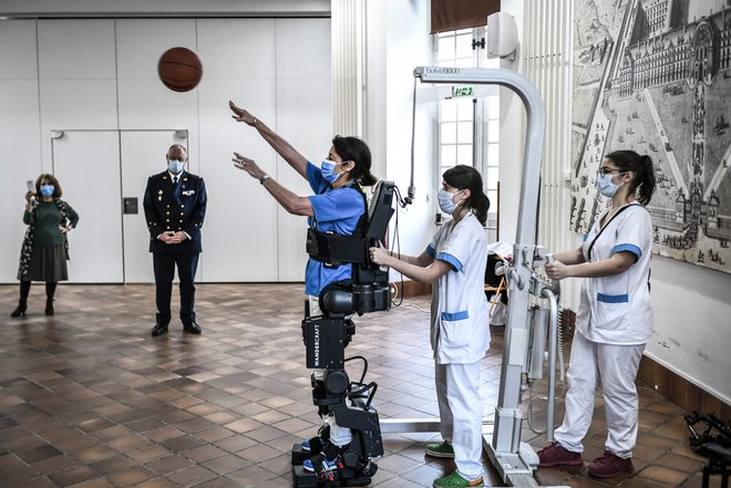 V bolnišnici Invalides v Parizu med demonstracijo&nbsp; pacient preizkuša&nbsp; eksoskelet. Foto: Stephane De Sakutin/Afp
