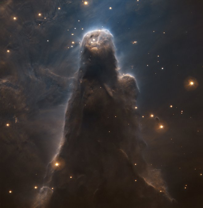 Meglica Stožec je del širšega območja z oznako&nbsp;NGC 2264. Vodikov plin je viden v modri barvi, žveplov pa v rdeči. Zaradi uporabe filtrov na teleskopu VLT so sicer svetlo modre mlade zvezde videti skoraj zlate in so tako v izrazitem kontrastu s temnim stožcem. FOTO:&nbsp;European Southern Observatory/AFP
