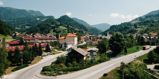 Konec septembra letos je bila občina Cerkno zadolžena za 370 tisoč evrov, 27 tisoč jih bo do konca leta odplačala. FOTO: Dokumentacija Dela
