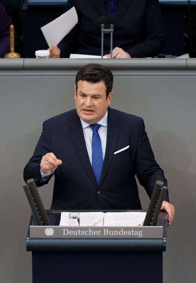 Minister za delo in socialne zadeve Hubertus Heil je predsedniku CDU očital, da poskuša z izjavami, da se delo ne bo več izplačalo, vnesti razdor v nemško družbo. FOTO:&nbsp;Michele Tantuss/Reuters
