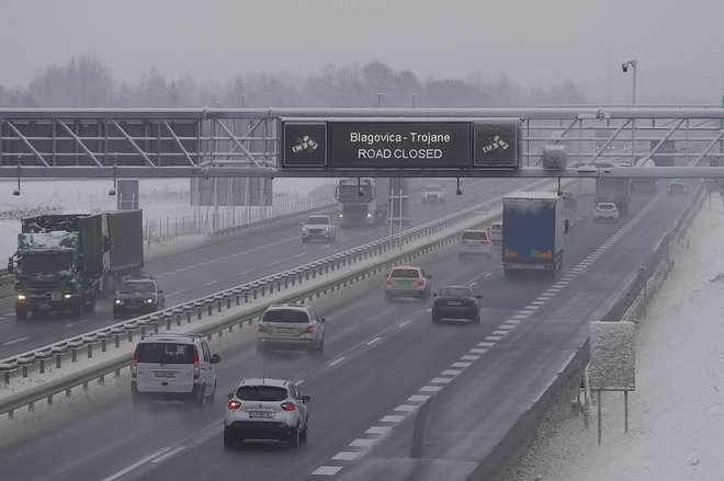 Pred vrati je zimska sezona, tudi na avtocestah. Zanj imajo pripravljenih 24.000 ton različnih posipnih materialov. FOTO: Leon Vidic/delo
