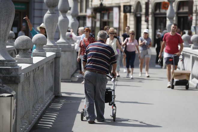 Vlada ocenjuje, da bodo finančne posledice zakona znašale nekaj več kot 57 milijonov evrov, od tega bo za povečan del prejemkov upokojencev namenjenih 22 milijonov evrov na mesec. FOTO: Leon Vidic/Delo
