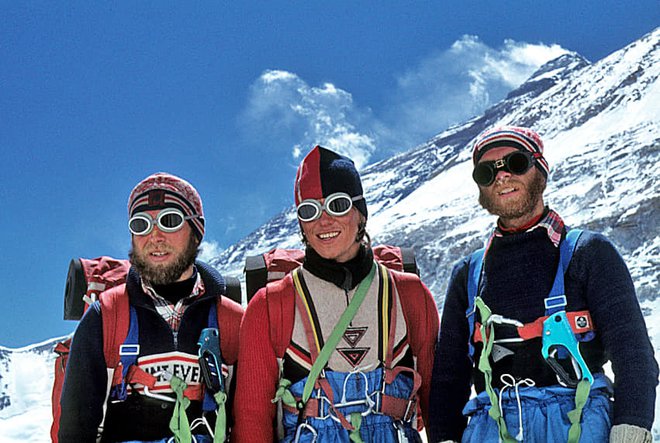 Brata Štremfelj (Andrej levo, Marko desno) in Nejc Zaplotnik leta 1979 tik pred naskokom na vrh Everesta. Žal se je moral Marko zaradi okvare kisikove jeklenke obrniti. FOTO: osebni arhiv
