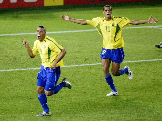 Ronaldo in Rivaldo sta bila ključna moža brazilske osvojitve pete svetovne nogometne krone. FOTO: Jim Bourg/Reuters
