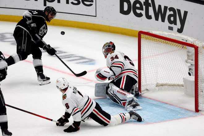 Anže Kopitar (levo) je tokrat sprožil dva strela, toda Chicagov češki vratar Petr Mrazek je bil na mestu. FOTO: Kiyoshi Mio/Usa Today Sports
