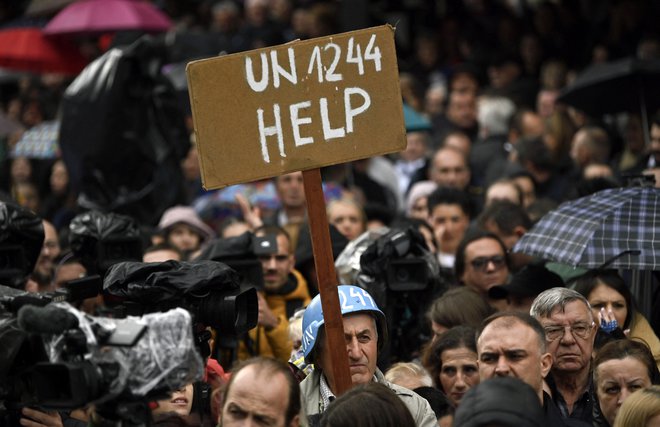 Srbi na severu Kosova so ob izstopu svojih predstavnikov iz kosovskih institucij na svoj položaj opozorili tudi z množičnimi protesti. Foto Armend Nimani Afp
