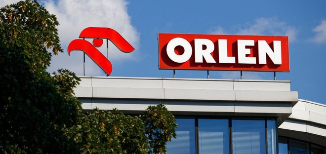 Poljska naftna družba PKN Orlen je največje podjetje v Srednji in Vzhodni Evropi, v letu 2021 je ustvarila 28,6 milijarde evrov prometa. FOTO: AFP
