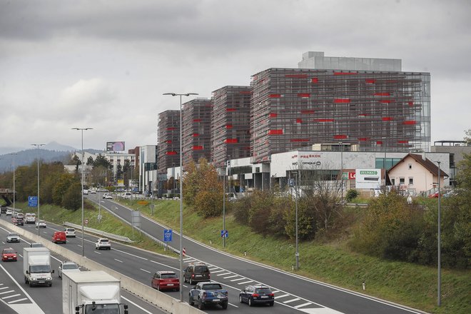 Predvideno je bilo, da bi v novi kliniki (predvidena je bila v drugem stolpiču z leve)&nbsp; delovali vrhunski kardiologi in kirurgi iz tujine in Slovenije, s Klokočovnikom na čelu. Foto Leon Vidic
