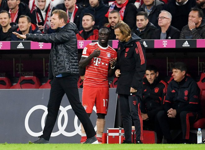 Bayernov Sadio Mané si je na tekmi proti Werderju poškodoval mečnico. FOTO: Andreas Gebert/Reuters
